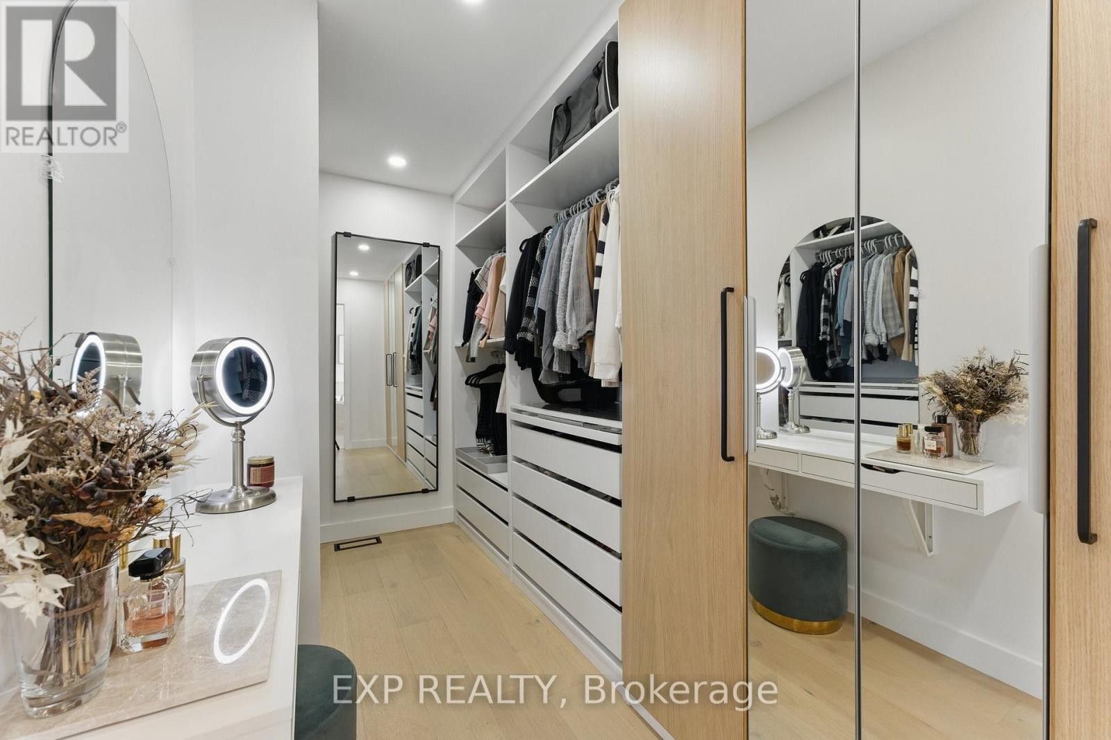 












709 OWLS CABIN AVENUE

,
Ottawa,




Ontario
K1V1X1

