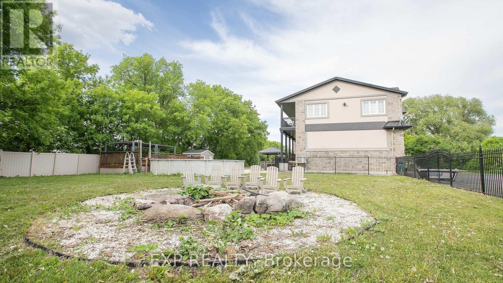 












2754 EAGLESON ROAD

,
Ottawa,




Ontario
K2S1B8


