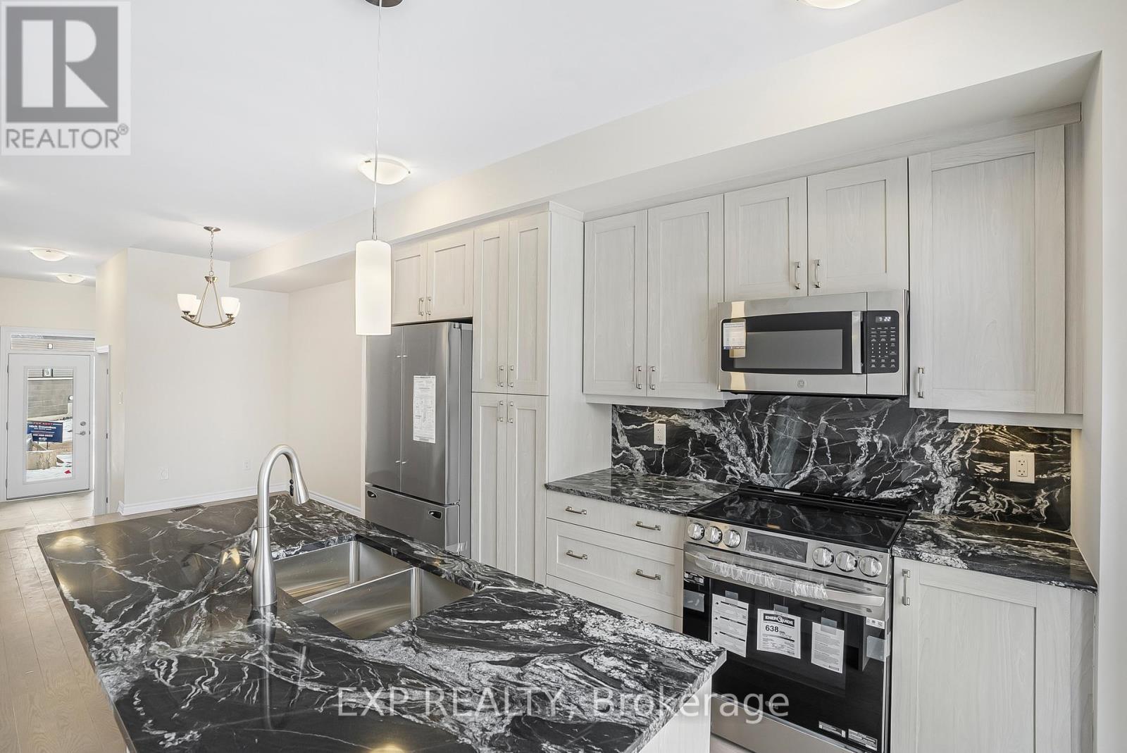 












413 CLUBTAIL PRIVATE

,
Ottawa,




Ontario
K1X0M9

