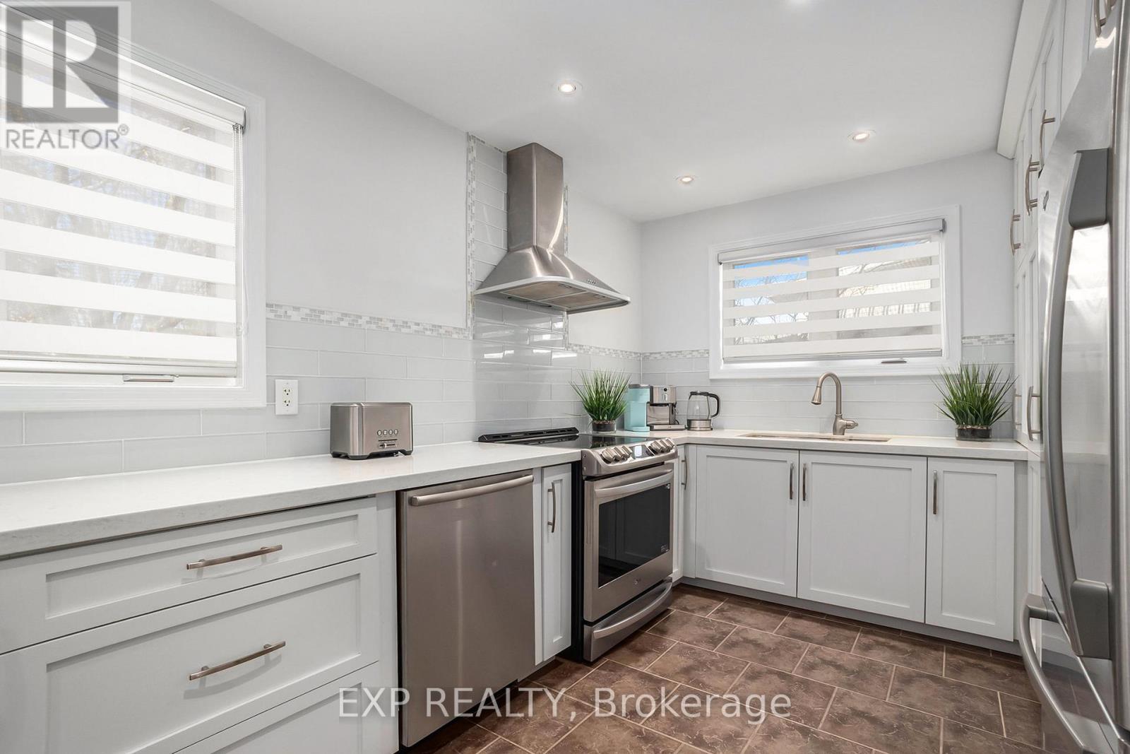 












733 SOUTHMORE DRIVE W

,
Ottawa,




Ontario
K1V7A2


