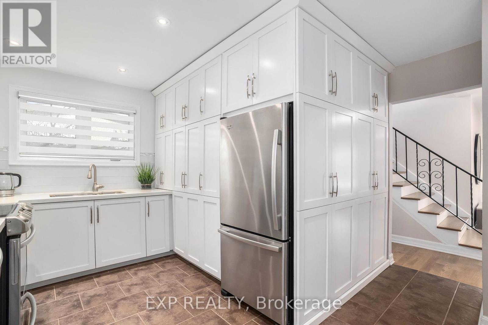 












733 SOUTHMORE DRIVE W

,
Ottawa,




Ontario
K1V7A2

