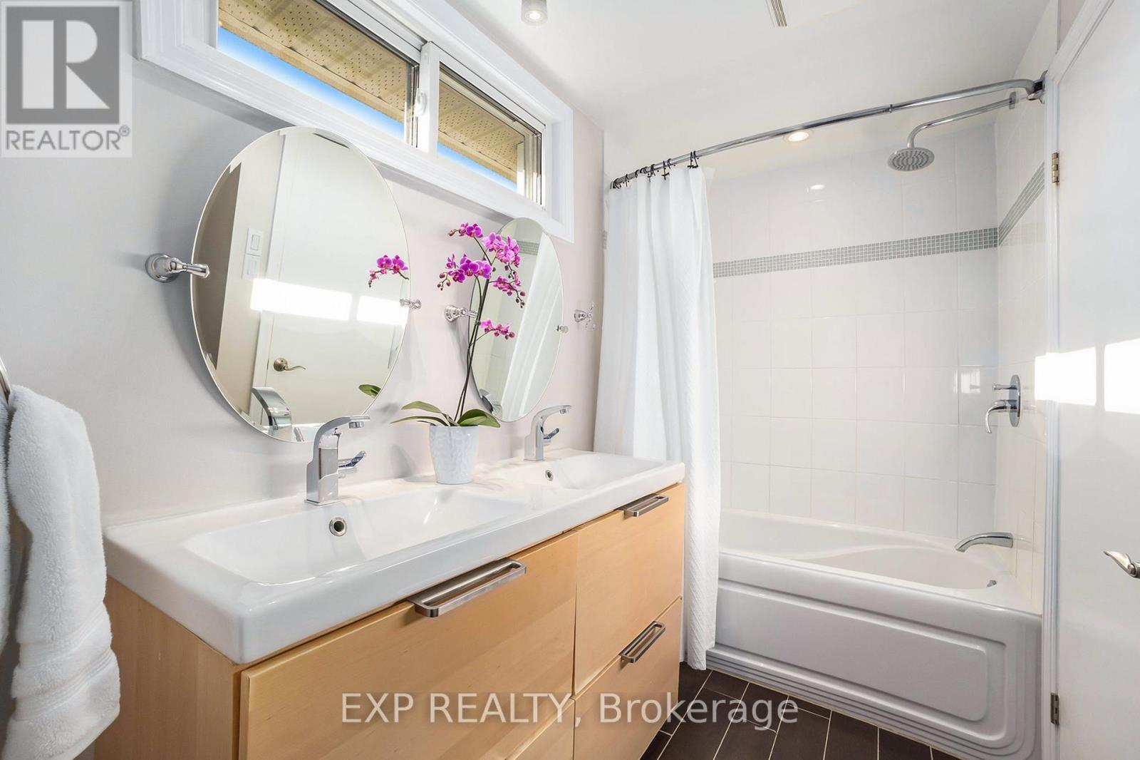 












733 SOUTHMORE DRIVE W

,
Ottawa,




Ontario
K1V7A2

