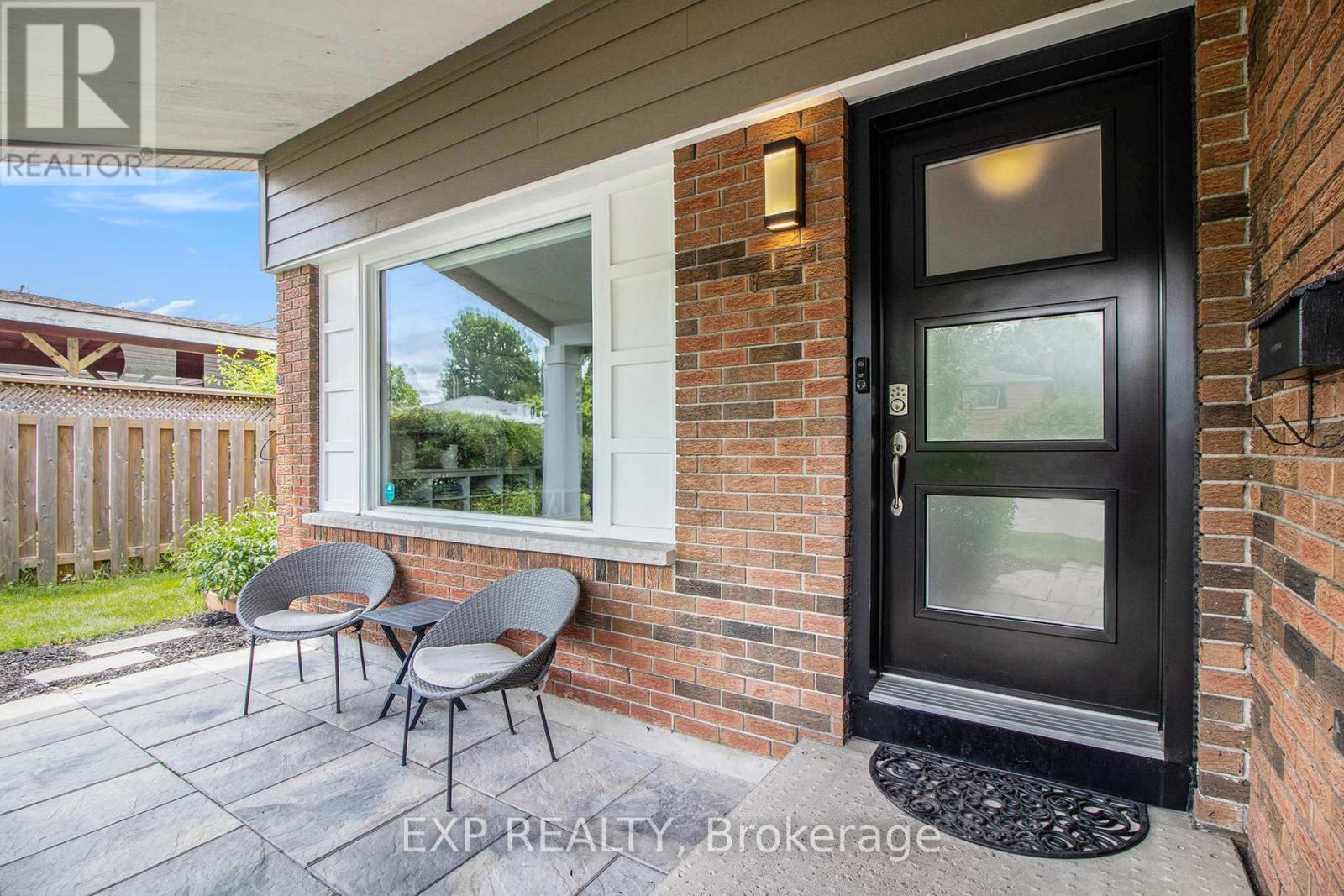 












733 SOUTHMORE DRIVE W

,
Ottawa,




Ontario
K1V7A2

