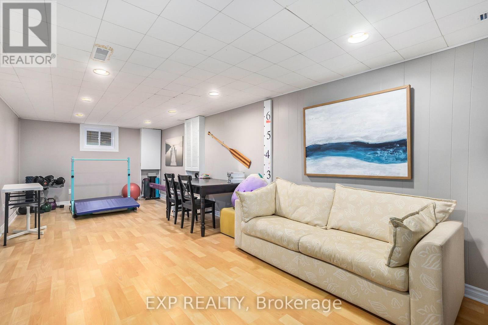 












733 SOUTHMORE DRIVE W

,
Ottawa,




Ontario
K1V7A2

