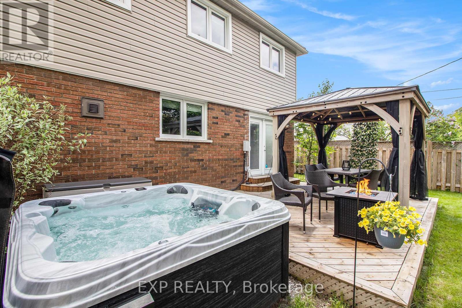 












733 SOUTHMORE DRIVE W

,
Ottawa,




Ontario
K1V7A2

