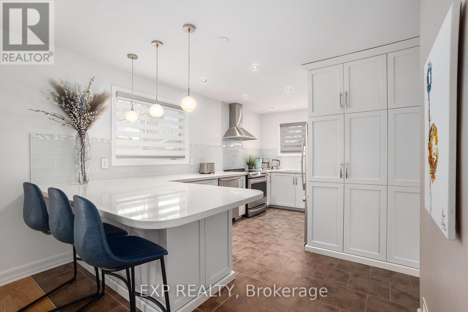 












733 SOUTHMORE DRIVE W

,
Ottawa,




Ontario
K1V7A2

