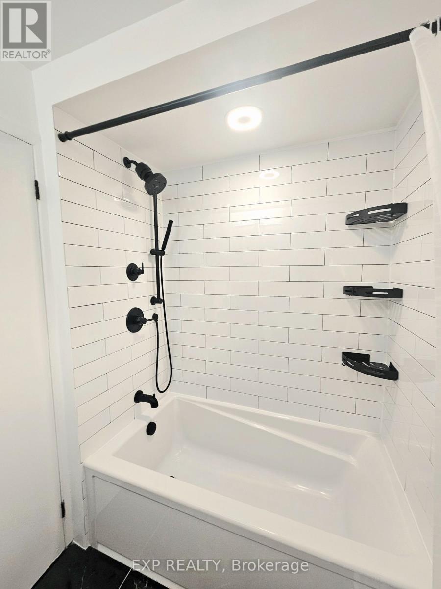 












7804 JEANNE D'ARC BOULEVARD

,
Ottawa,




Ontario
K1C2E9

