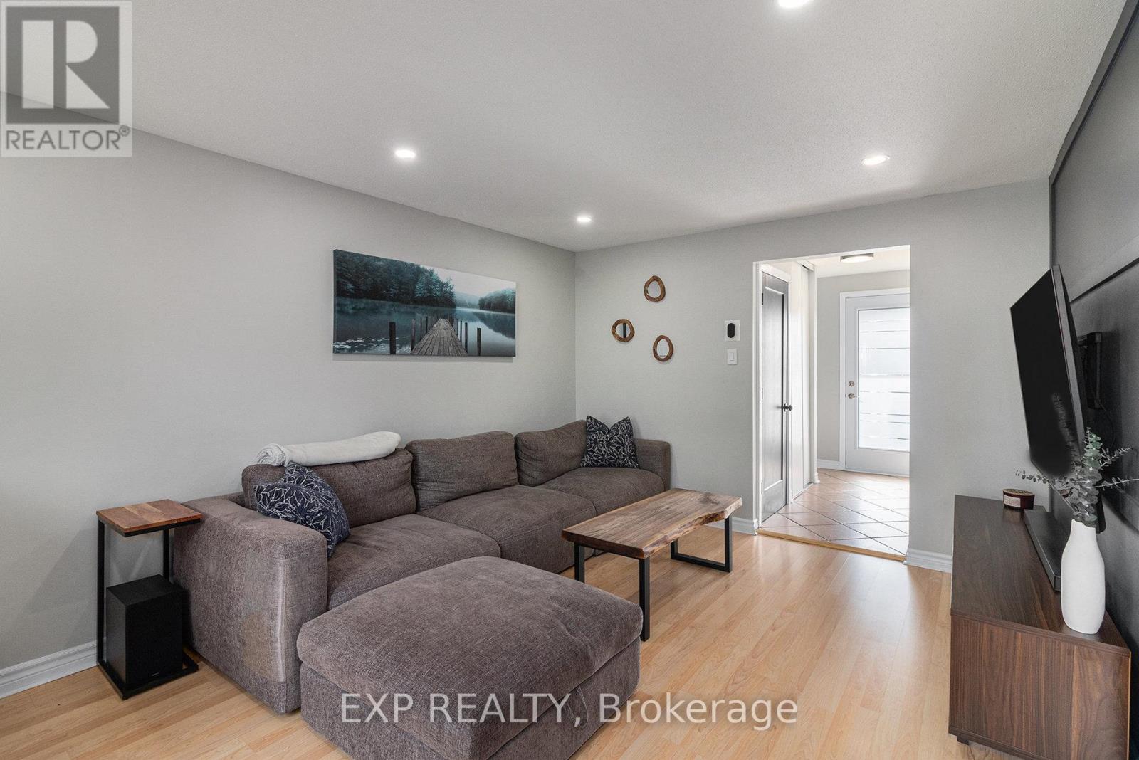 












7804 JEANNE D'ARC BOULEVARD

,
Ottawa,




Ontario
K1C2E9

