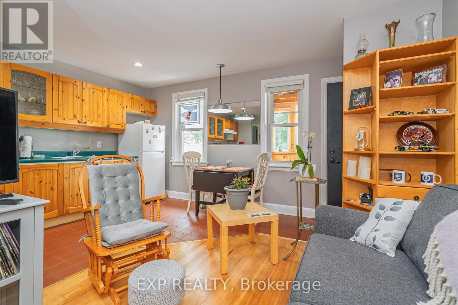 












12 ROSS AVENUE

,
Ottawa,




Ontario
K1Y0N3

