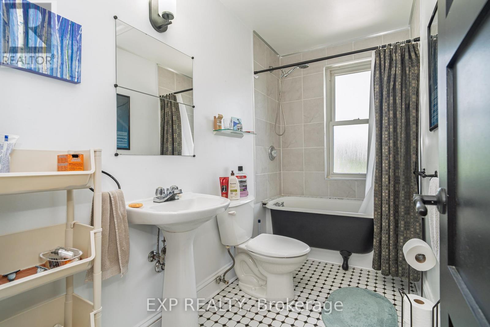 












12 ROSS AVENUE

,
Ottawa,




Ontario
K1Y0N3

