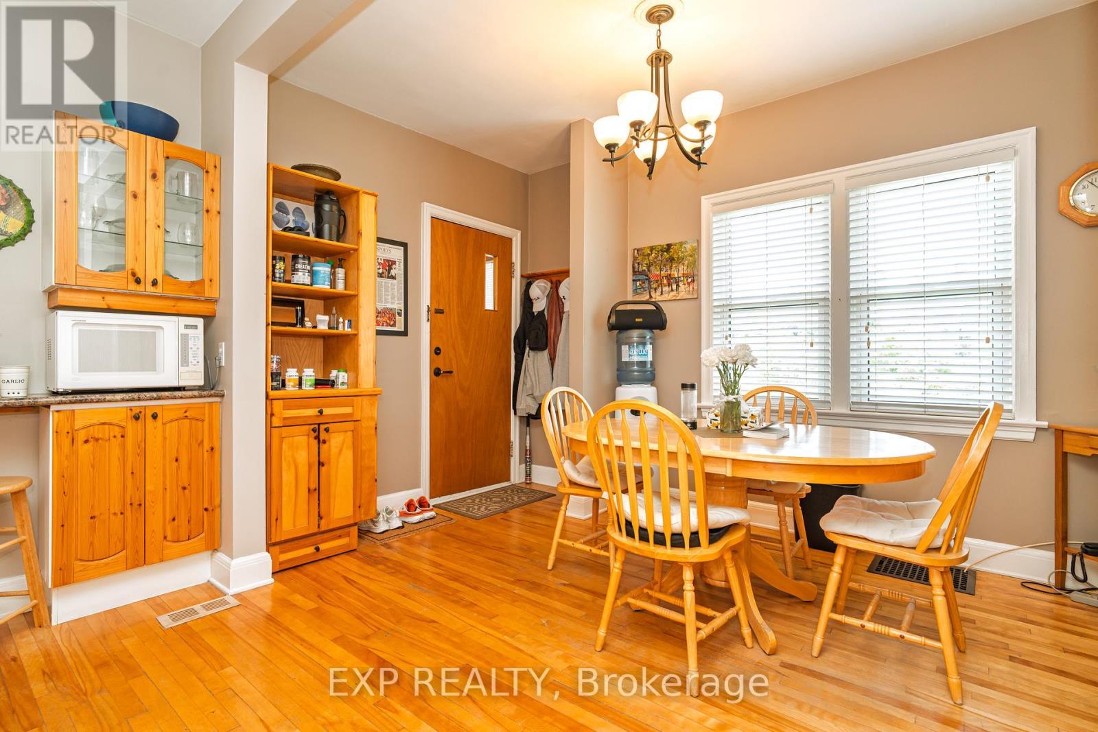 












12 ROSS AVENUE

,
Ottawa,




Ontario
K1Y0N3

