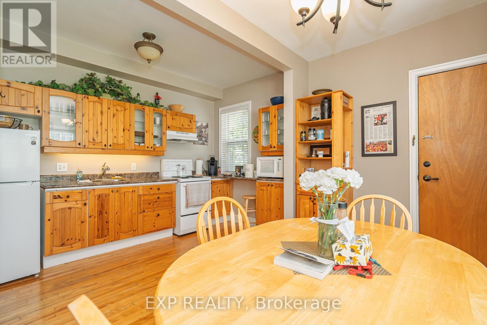












12 ROSS AVENUE

,
Ottawa,




Ontario
K1Y0N3

