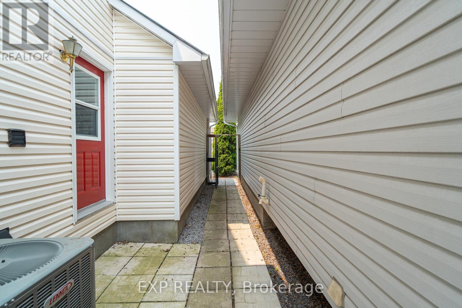 












295 BONAVISTA STREET

,
Clarence-Rockland,




Ontario
K4K1N8

