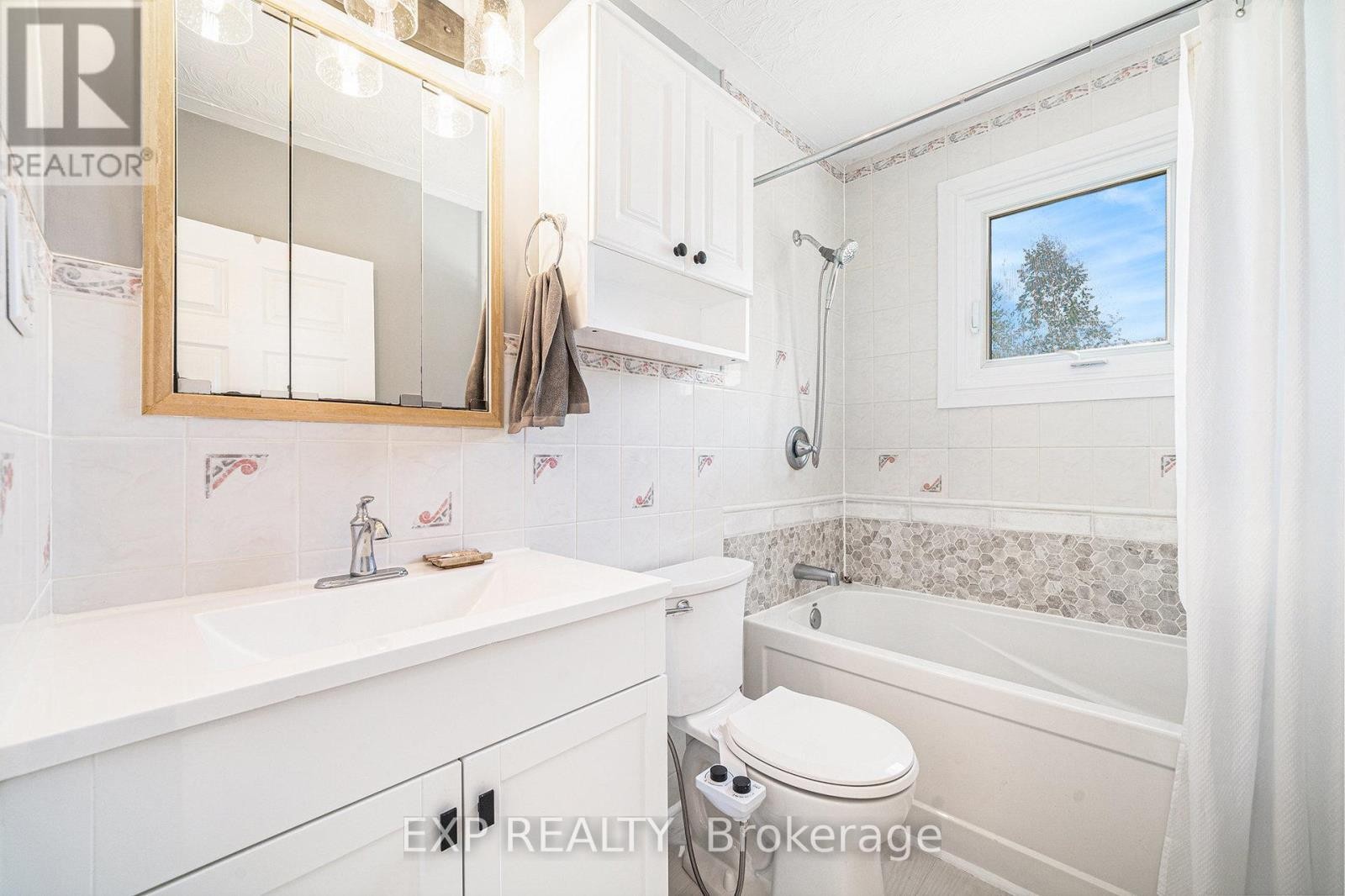 












215 ST THOMAS ROAD

,
Russell,




Ontario
K0A3H0

