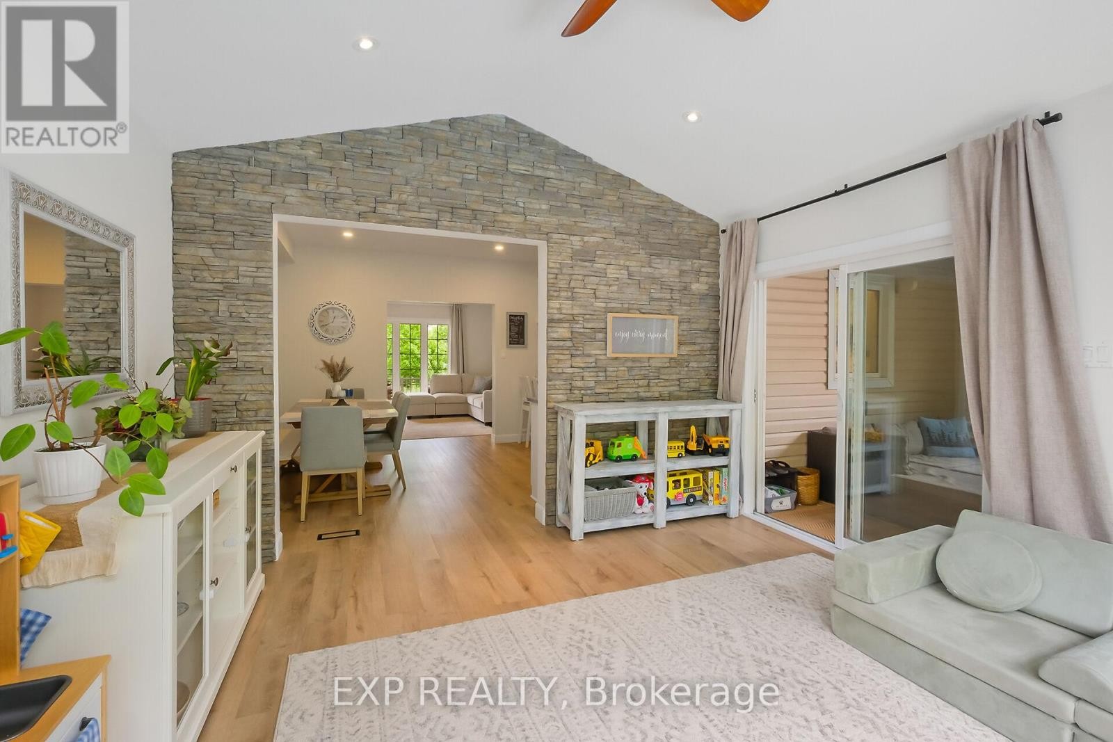 












86 OASIS STREET

,
The Nation,




Ontario
K0A2M0

