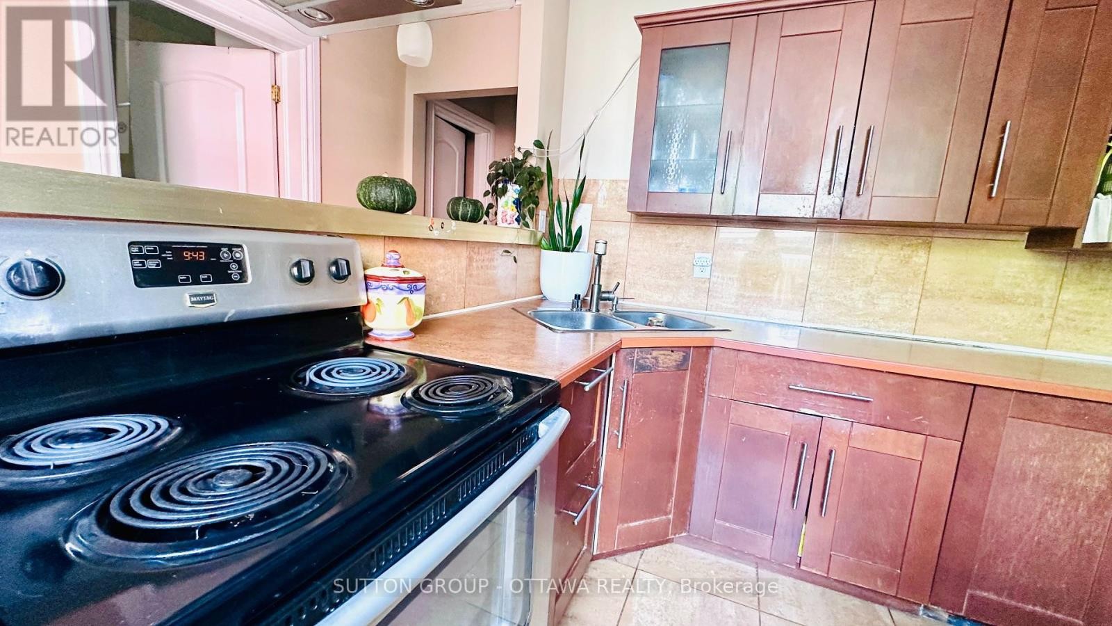 












139 ECCLES STREET

,
Ottawa,




Ontario
K1R6S7

