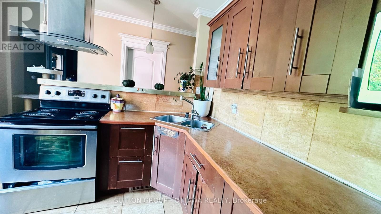












139 ECCLES STREET

,
Ottawa,




Ontario
K1R6S7

