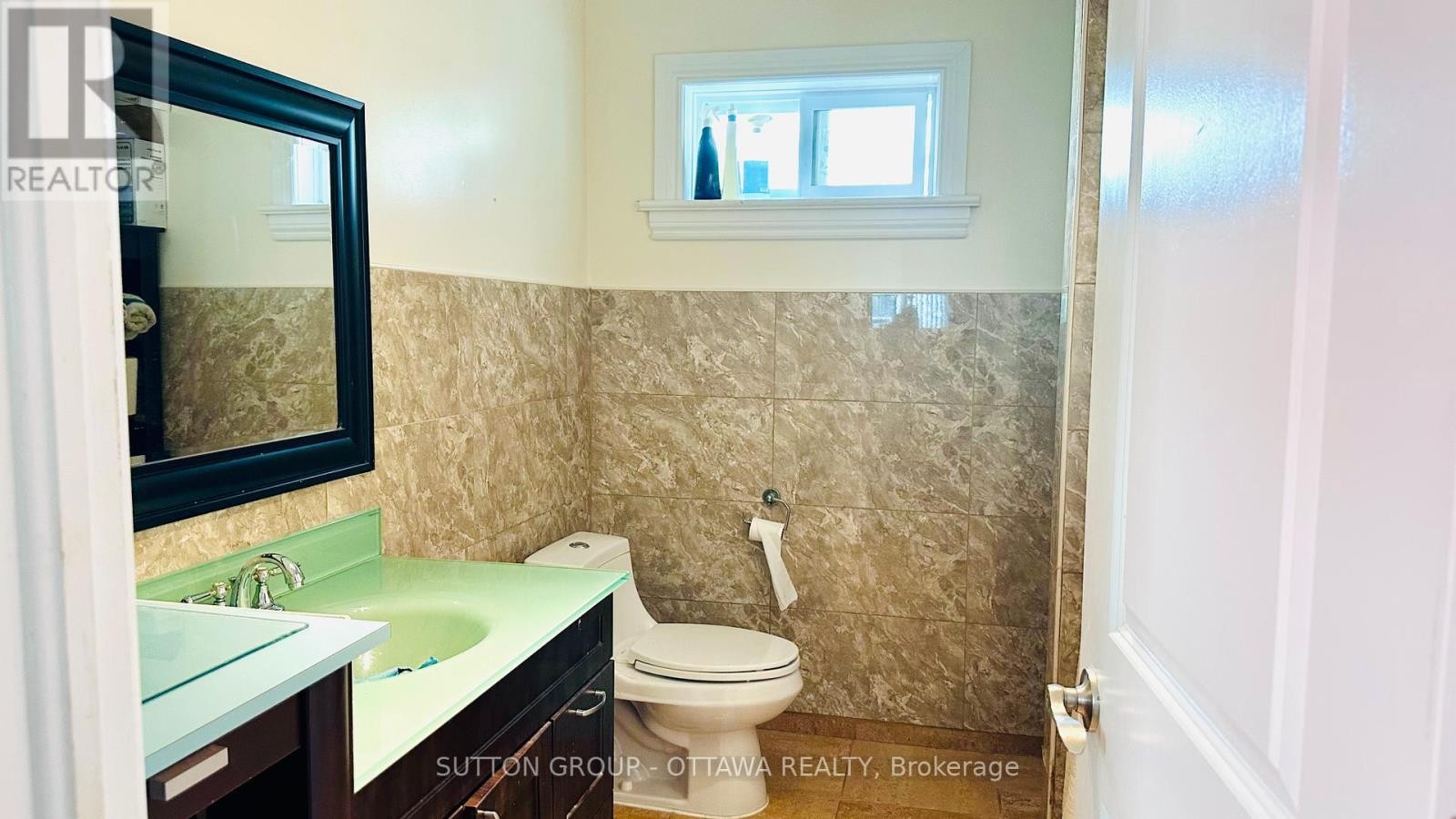 












139 ECCLES STREET

,
Ottawa,




Ontario
K1R6S7

