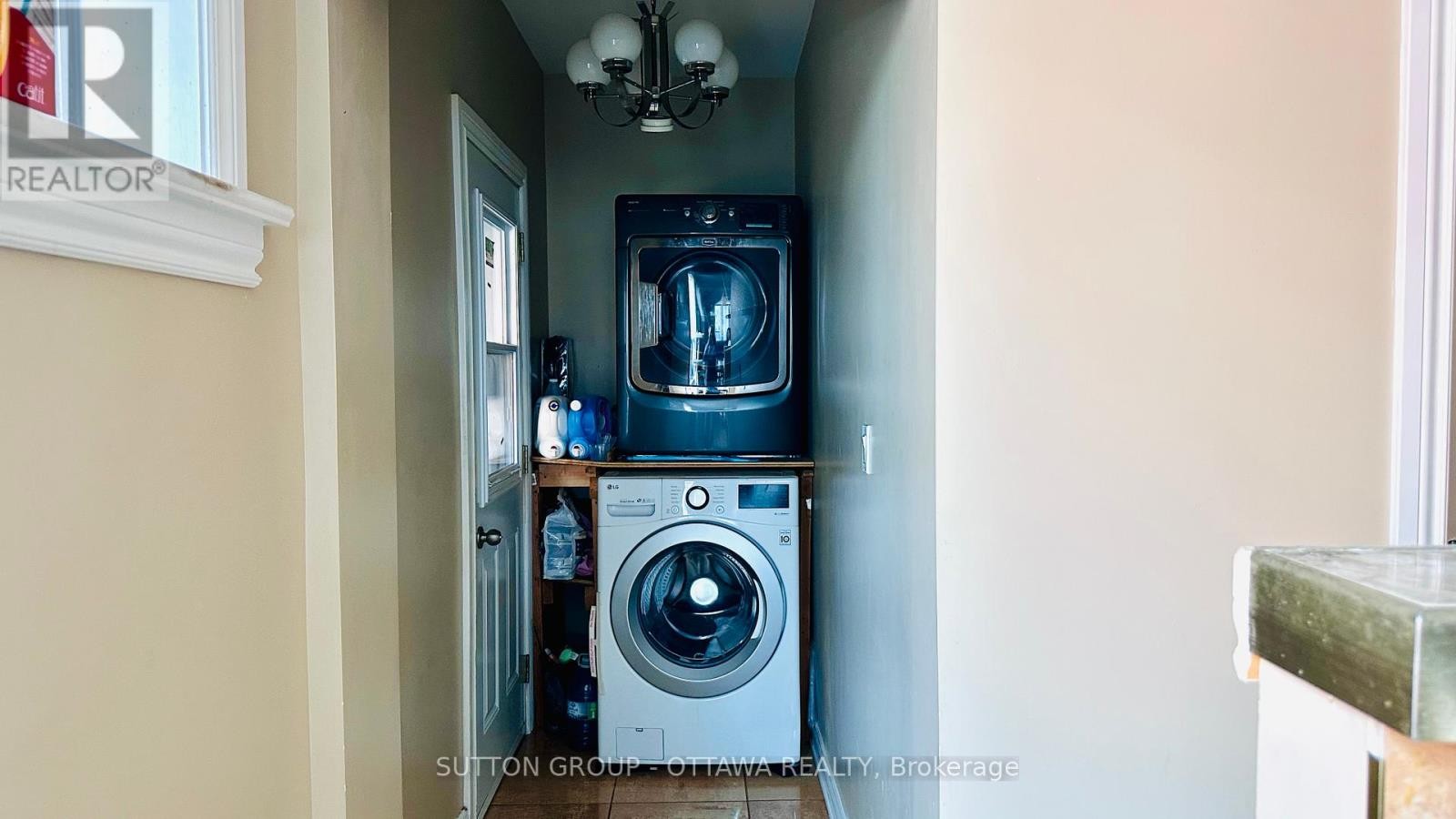












139 ECCLES STREET

,
Ottawa,




Ontario
K1R6S7

