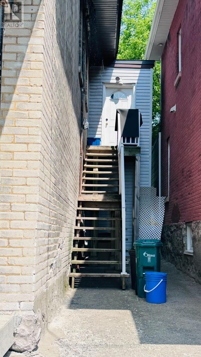 












139 ECCLES STREET

,
Ottawa,




Ontario
K1R6S7

