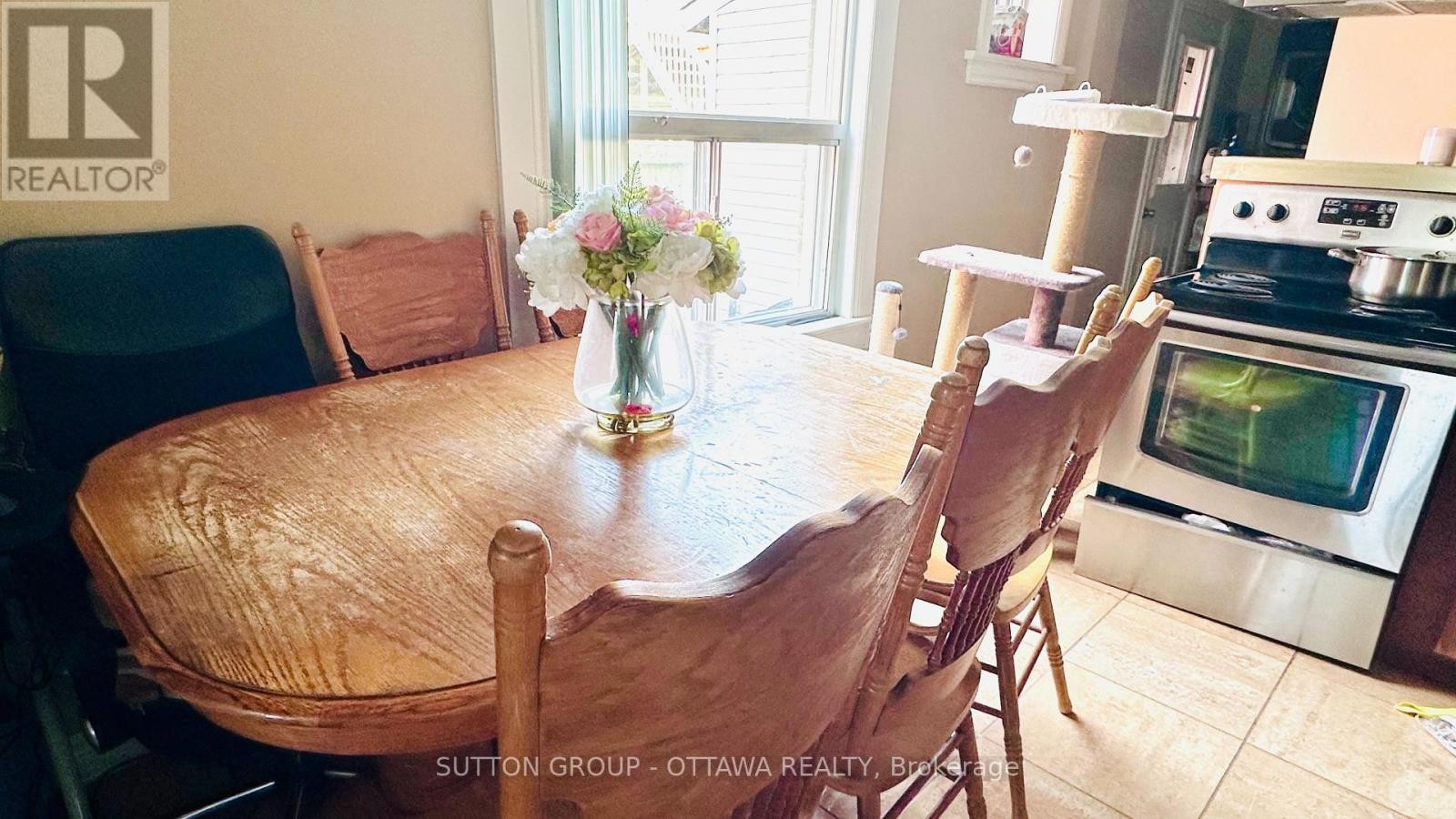 












139 ECCLES STREET

,
Ottawa,




Ontario
K1R6S7

