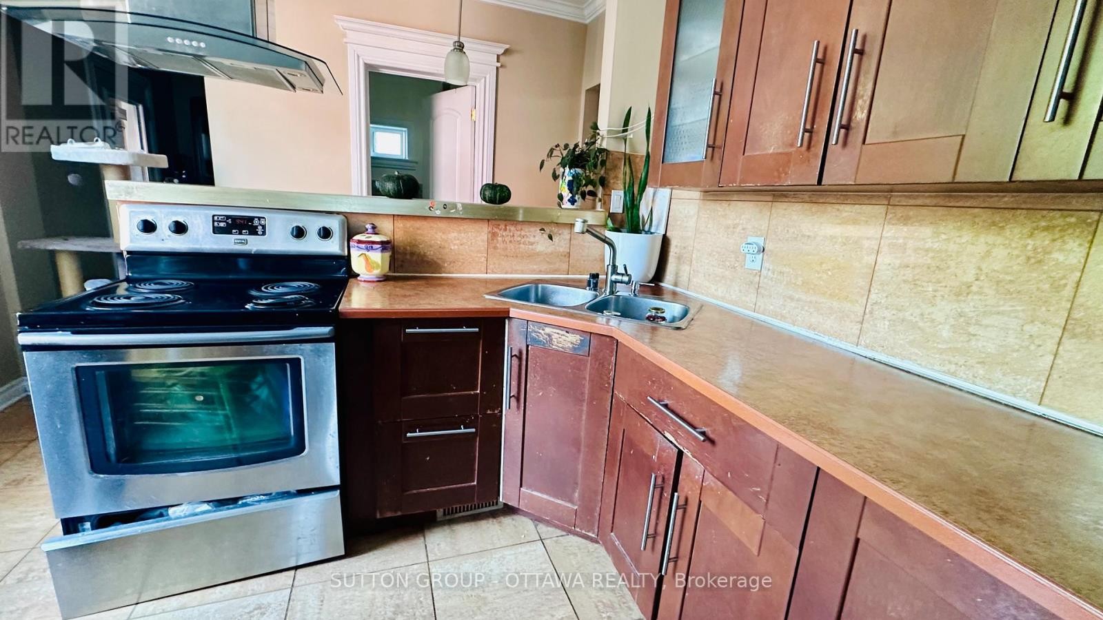 












139 ECCLES STREET

,
Ottawa,




Ontario
K1R6S7

