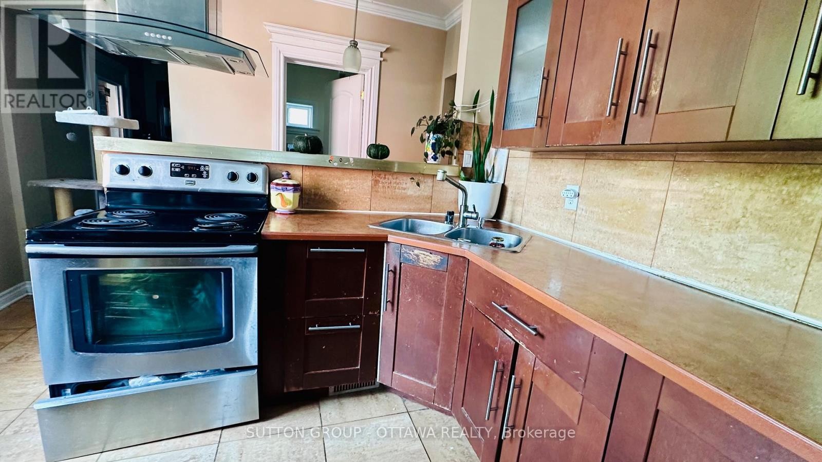 












139 ECCLES STREET

,
Ottawa,




Ontario
K1R6S7

