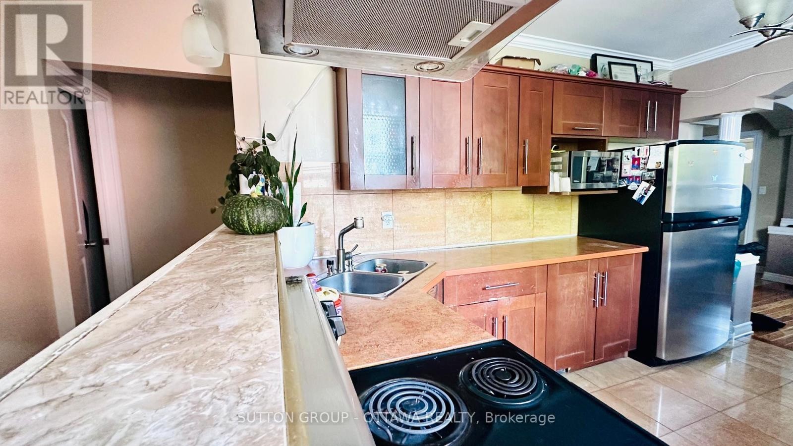 












139 ECCLES STREET

,
Ottawa,




Ontario
K1R6S7

