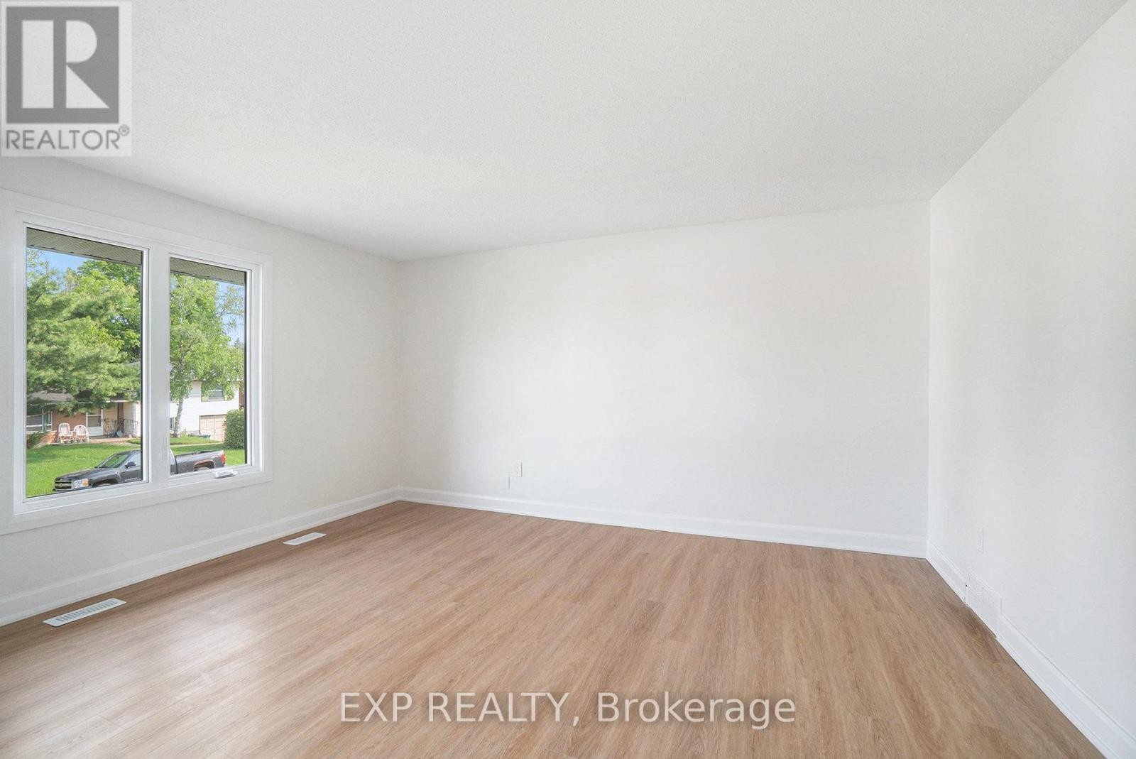 












41 BARNES CRESCENT

,
Ottawa,




Ontario
K2H7C1

