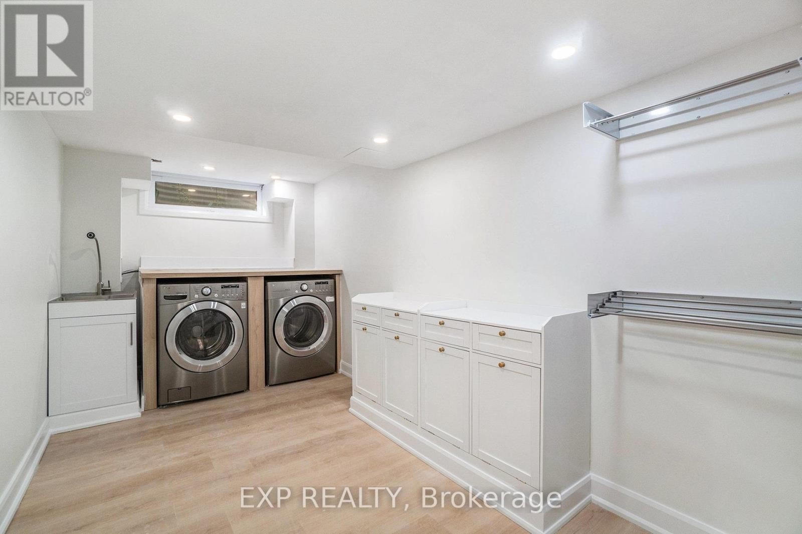 












41 BARNES CRESCENT

,
Ottawa,




Ontario
K2H7C1

