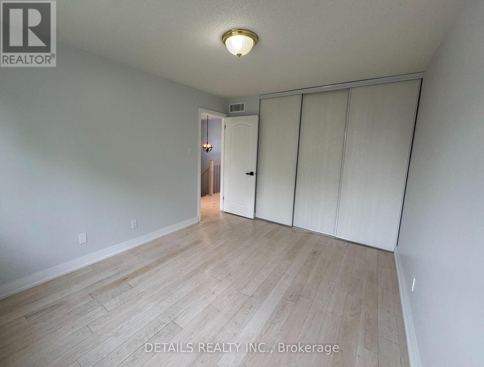












73 STONEPOINTE AVENUE N

,
Ottawa,




Ontario
K2G4G2

