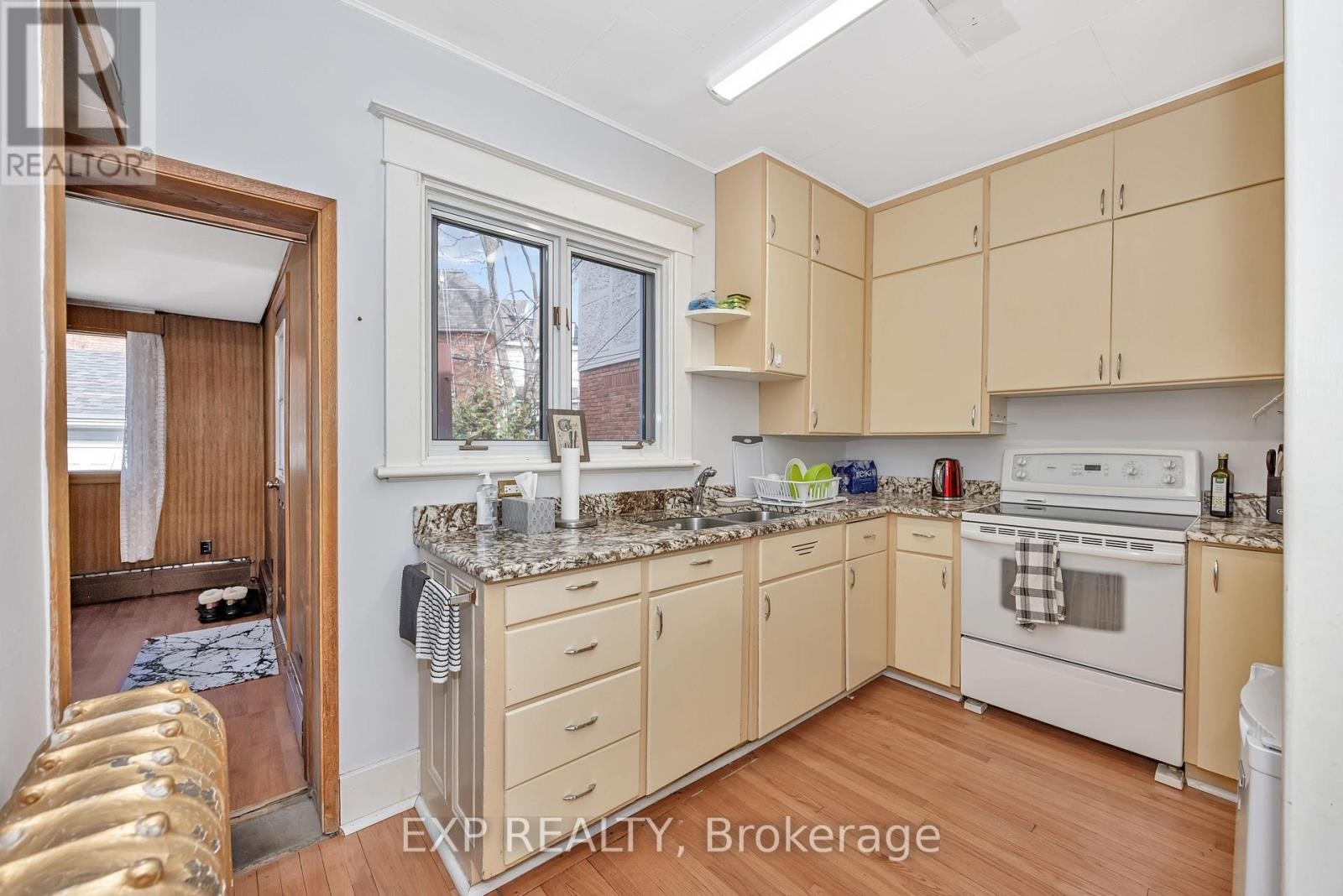 












33 WILTON CRESCENT

,
Ottawa,




Ontario
K1S2T4

