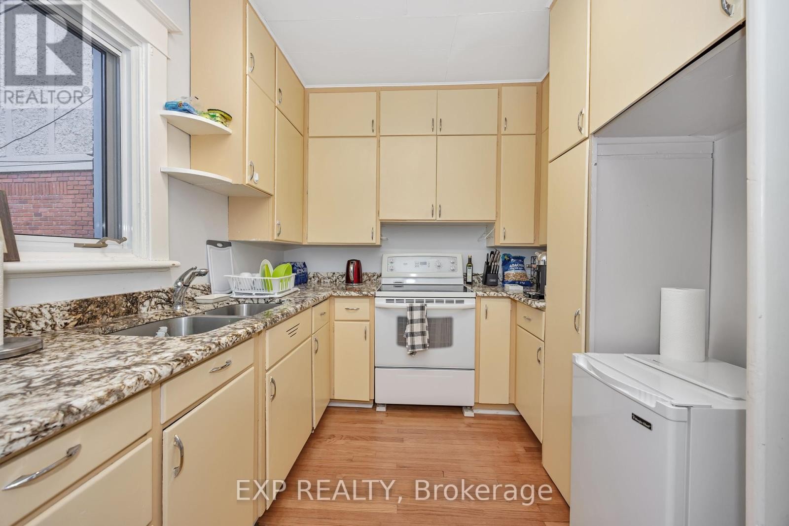 












33 WILTON CRESCENT

,
Ottawa,




Ontario
K1S2T4

