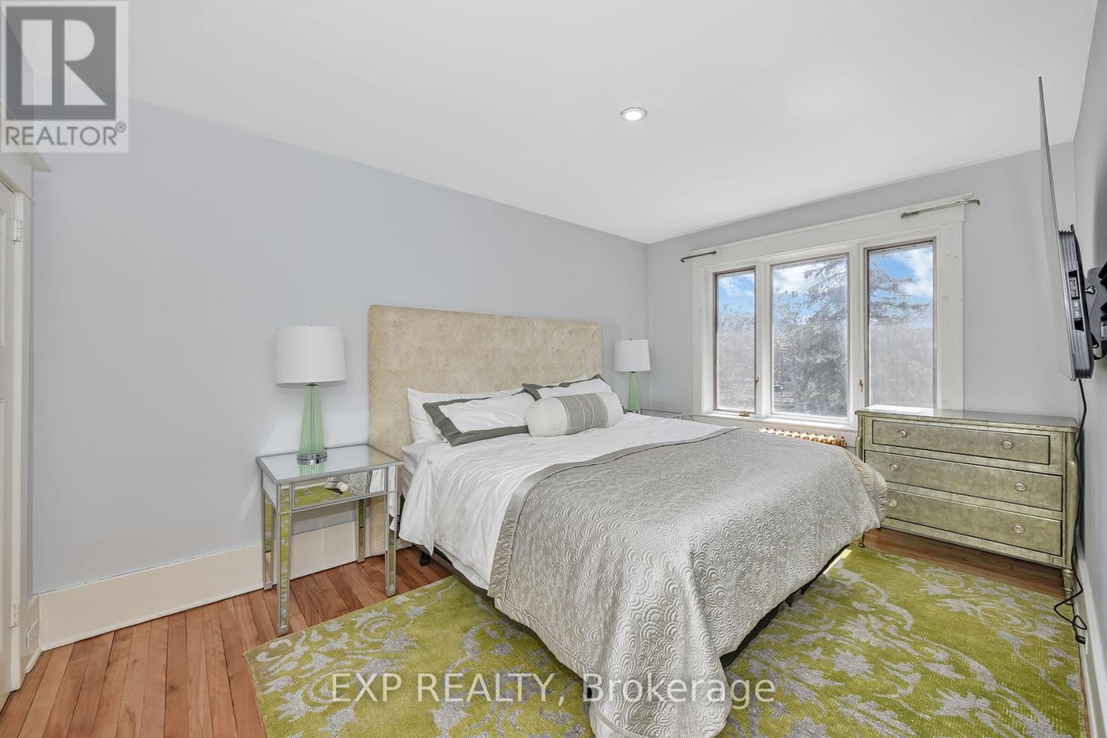 












33 WILTON CRESCENT

,
Ottawa,




Ontario
K1S2T4

