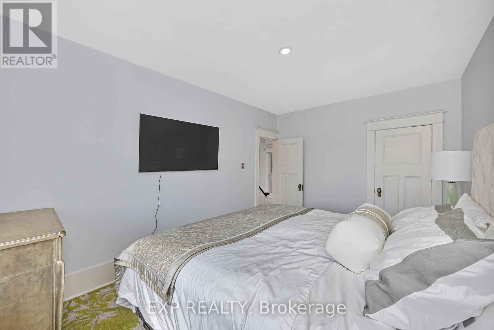 












33 WILTON CRESCENT

,
Ottawa,




Ontario
K1S2T4

