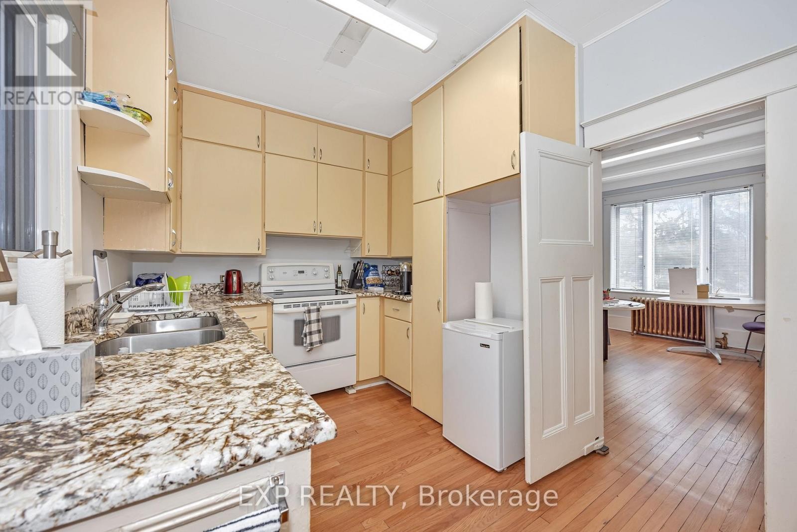 












33 WILTON CRESCENT

,
Ottawa,




Ontario
K1S2T4

