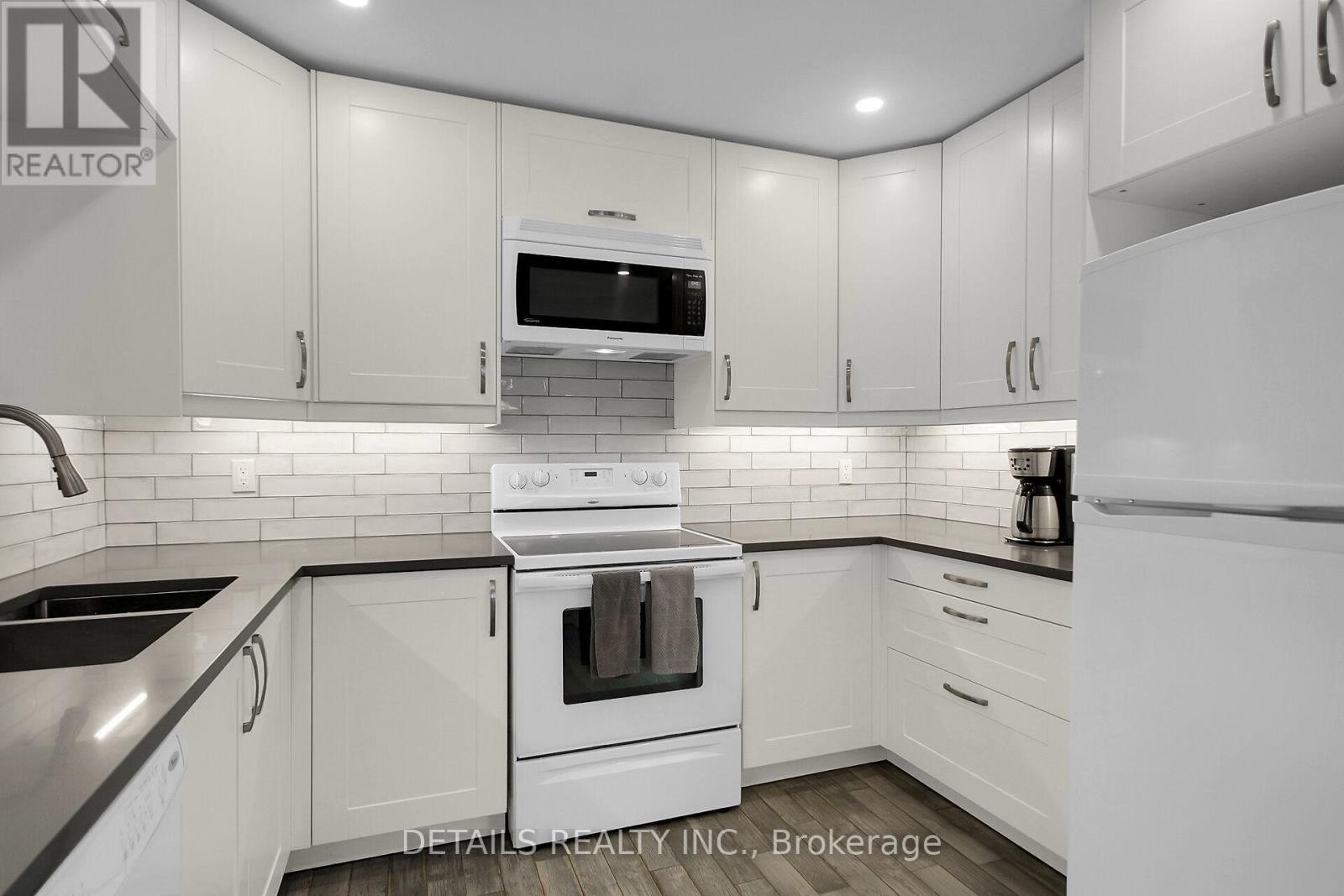 












78 MARKLAND CRESCENT

,
Ottawa,




Ontario
K2G5Z6


