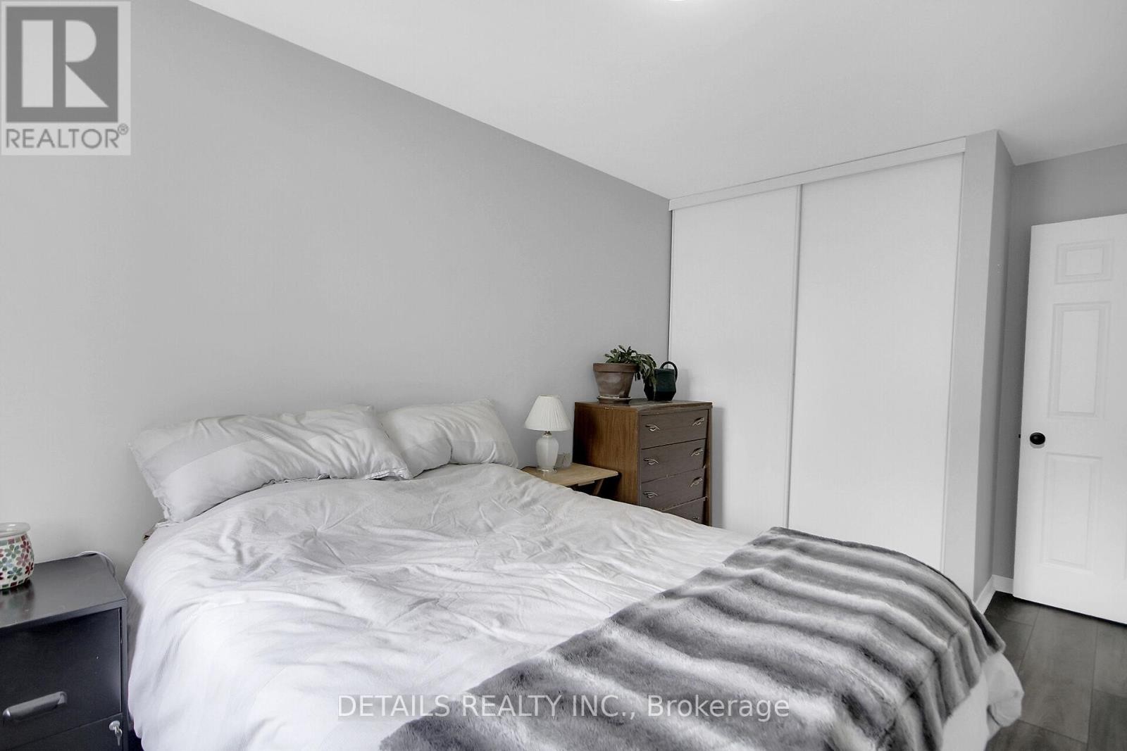 












78 MARKLAND CRESCENT

,
Ottawa,




Ontario
K2G5Z6

