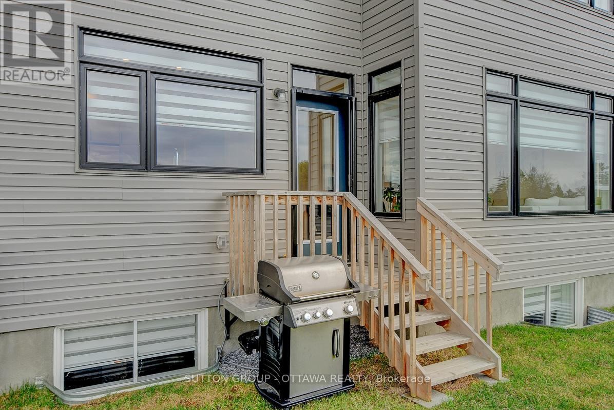 












908 DUXBURY LANE

,
Ottawa,




Ontario
K4M0M3

