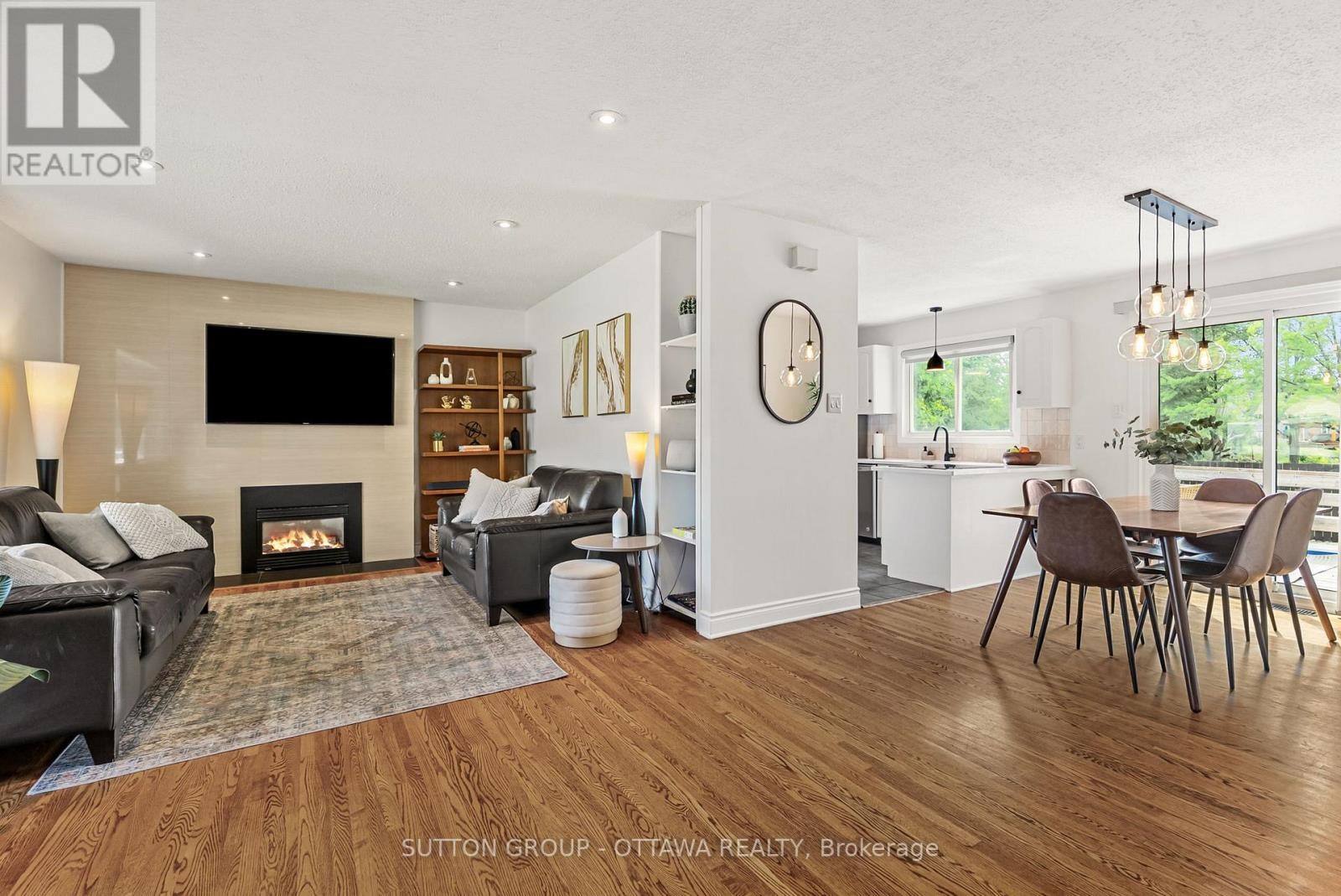 












19 DONLAND AVENUE

,
Ottawa,




Ontario
K2G3A4

