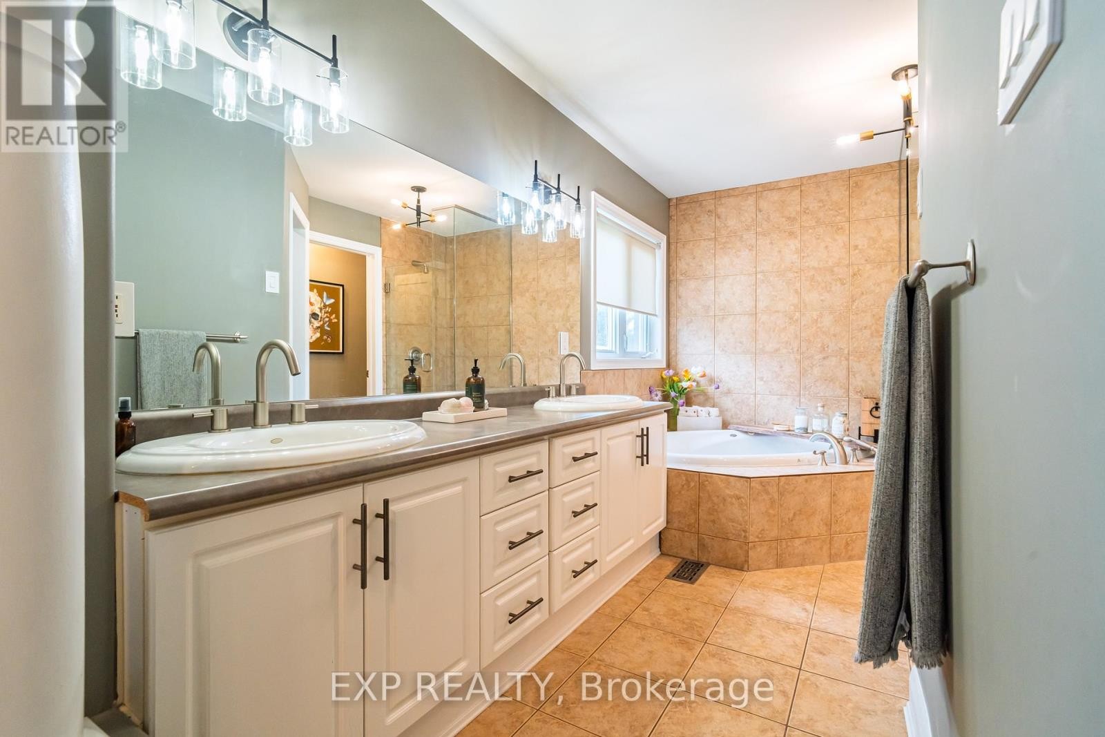 












1466 RHEA PLACE

,
Ottawa,




Ontario
K1V1H1

