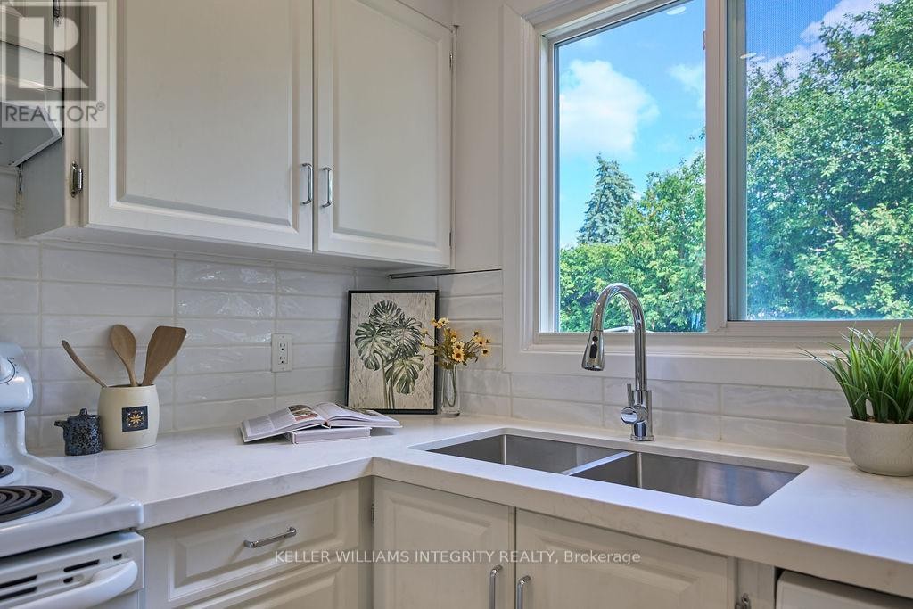












77 SEABROOKE DRIVE

,
Ottawa,




Ontario
K2L2K4


