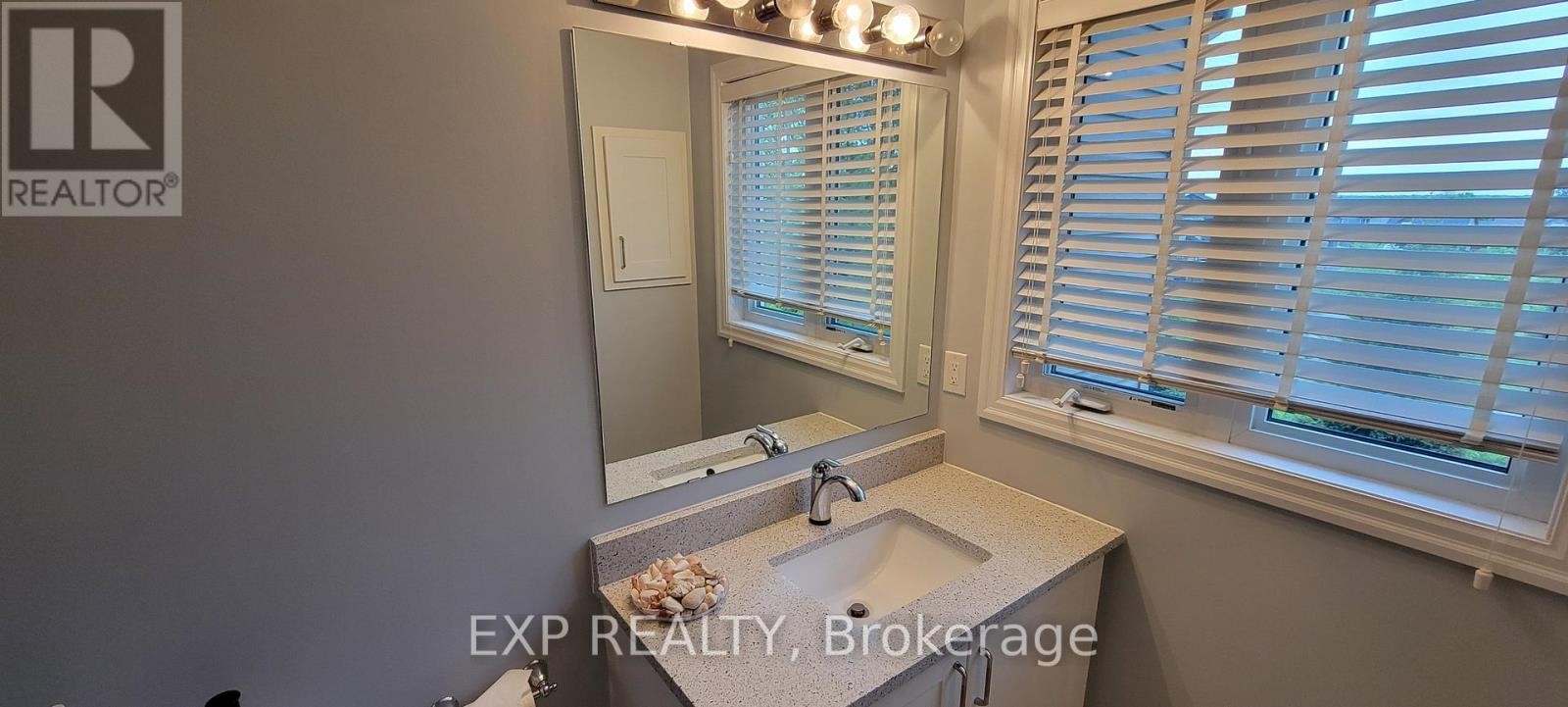 












647 SUNBURST STREET

,
Ottawa,




Ontario
K1T0L1

