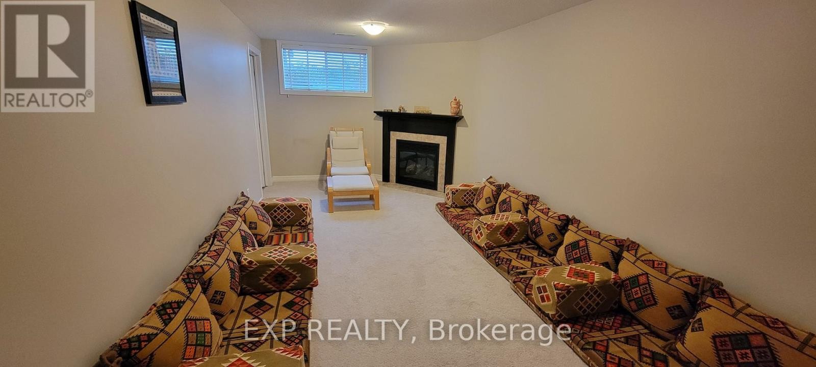 












647 SUNBURST STREET

,
Ottawa,




Ontario
K1T0L1

