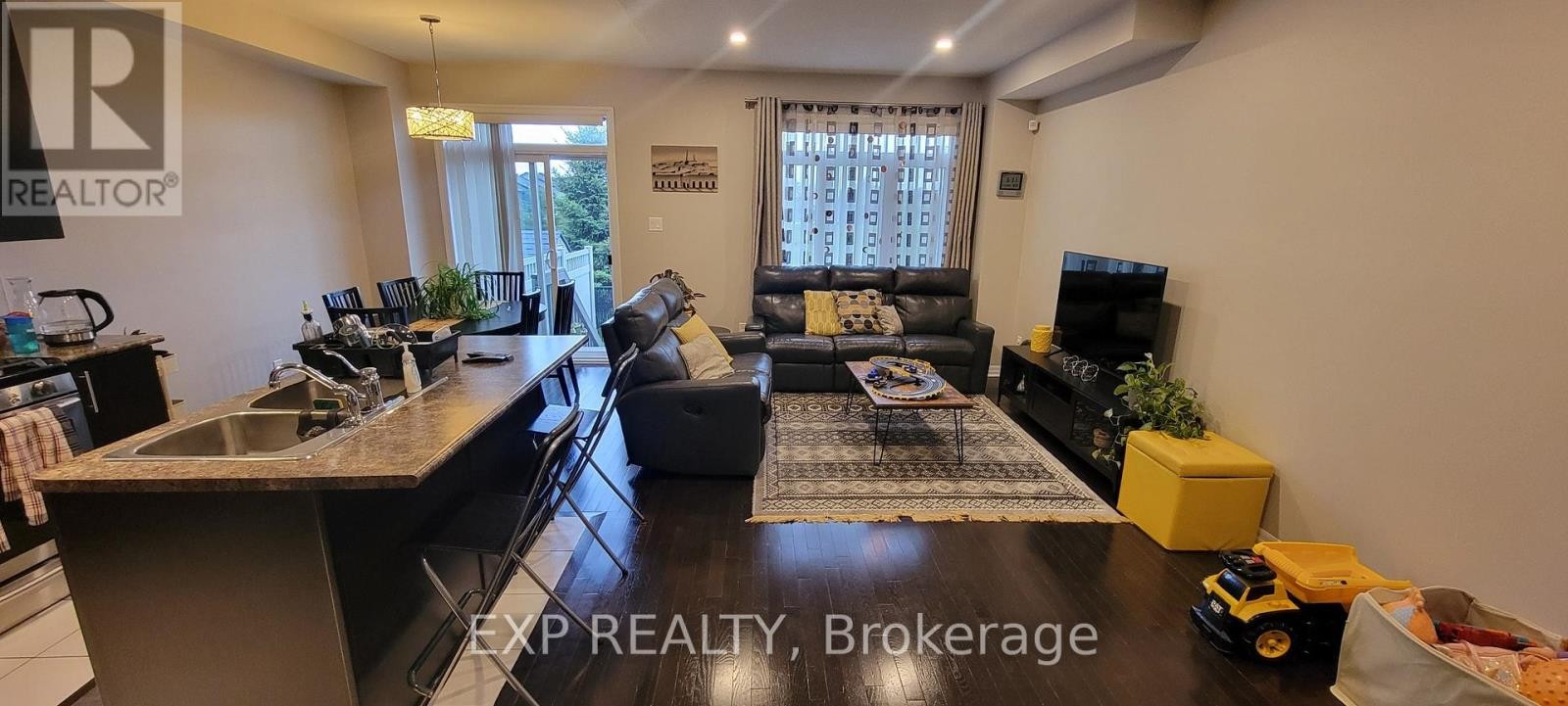 












647 SUNBURST STREET

,
Ottawa,




Ontario
K1T0L1

