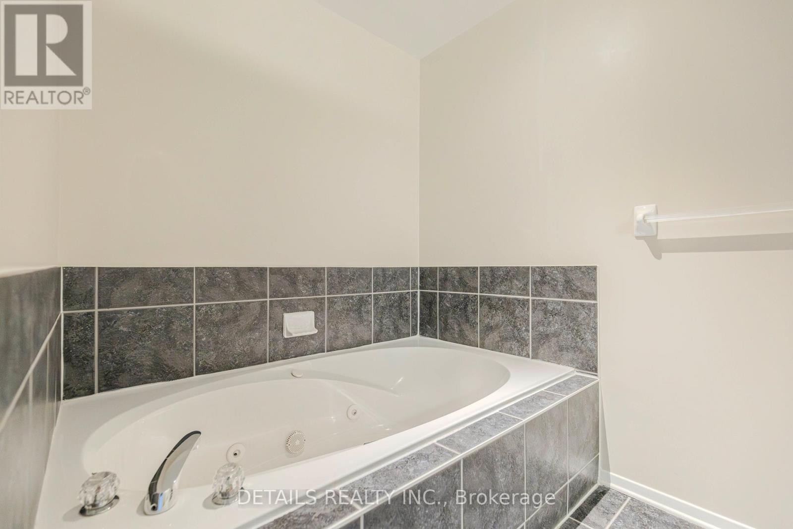 












64 SCOUT STREET

,
Ottawa,




Ontario
K2C4C4

