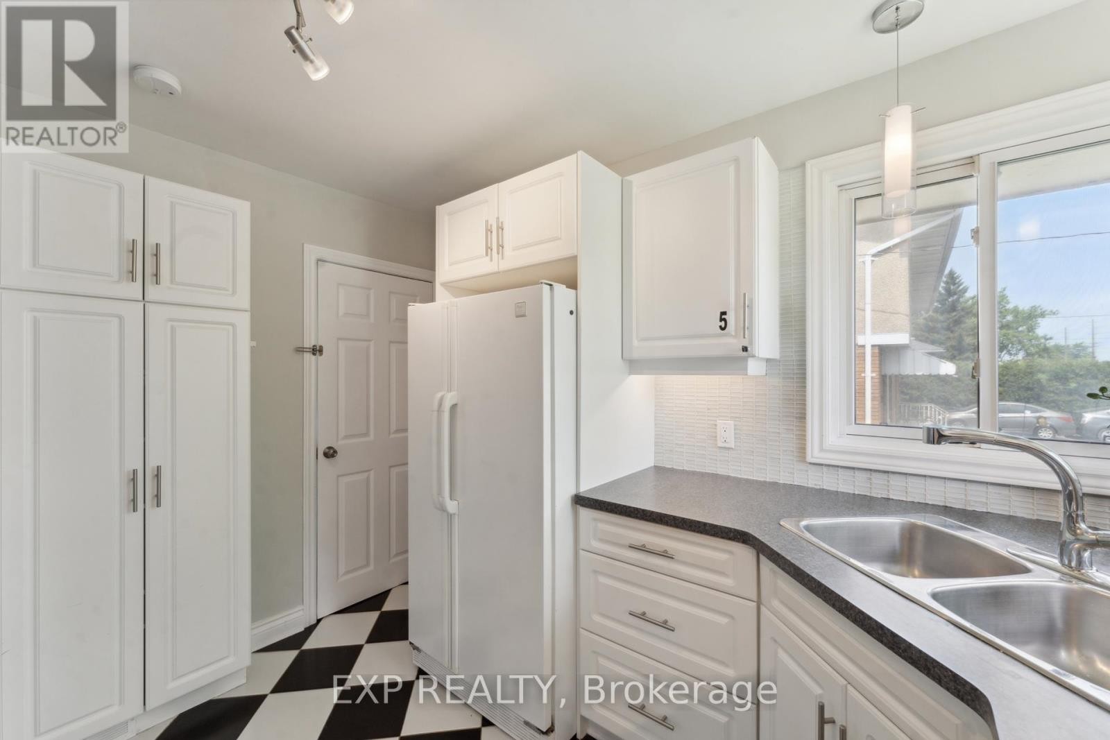 












1416 FISHER AVENUE

,
Ottawa,




Ontario
K2C1X2

