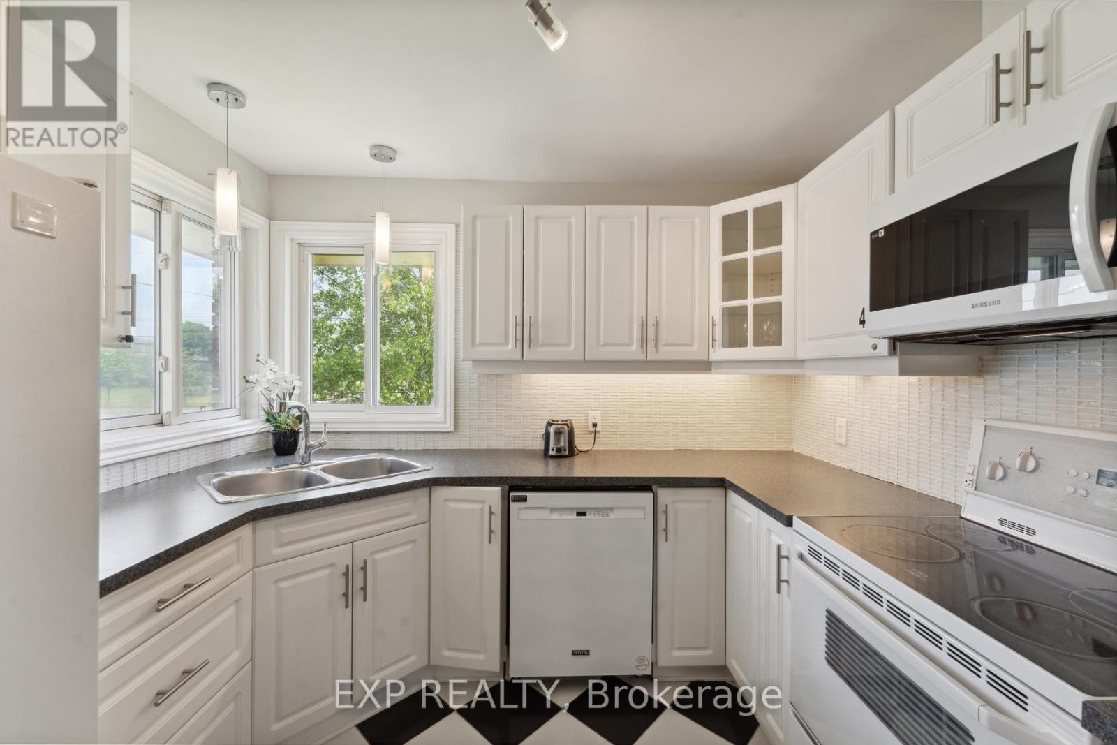 












1416 FISHER AVENUE

,
Ottawa,




Ontario
K2C1X2

