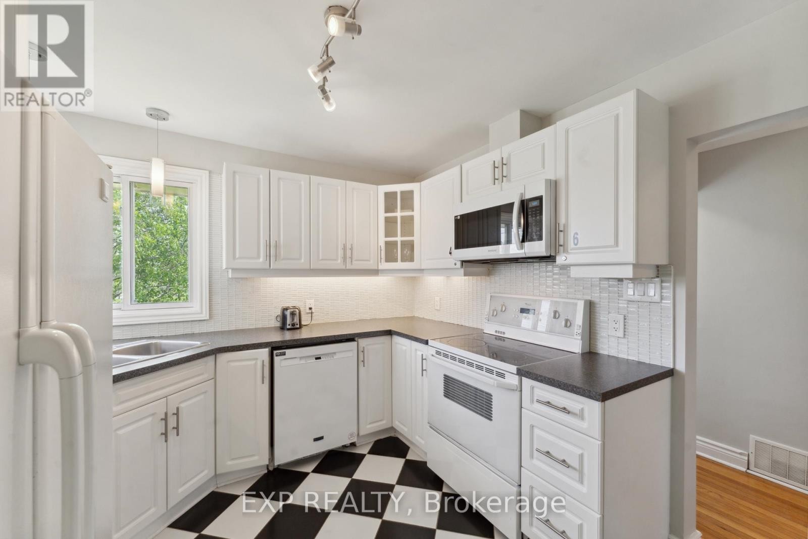 












1416 FISHER AVENUE

,
Ottawa,




Ontario
K2C1X2

