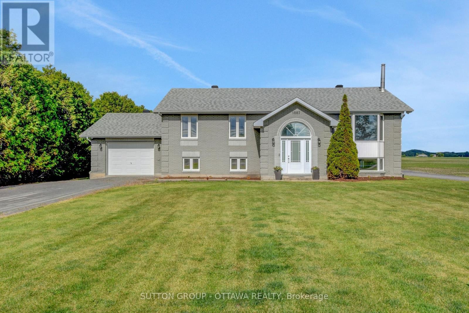 












1887 CHAMPLAIN STREET

,
Clarence-Rockland,




Ontario
K0A1N0

